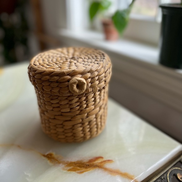 Boho vintage natural round rattan basket with lid - Picture 8 of 9